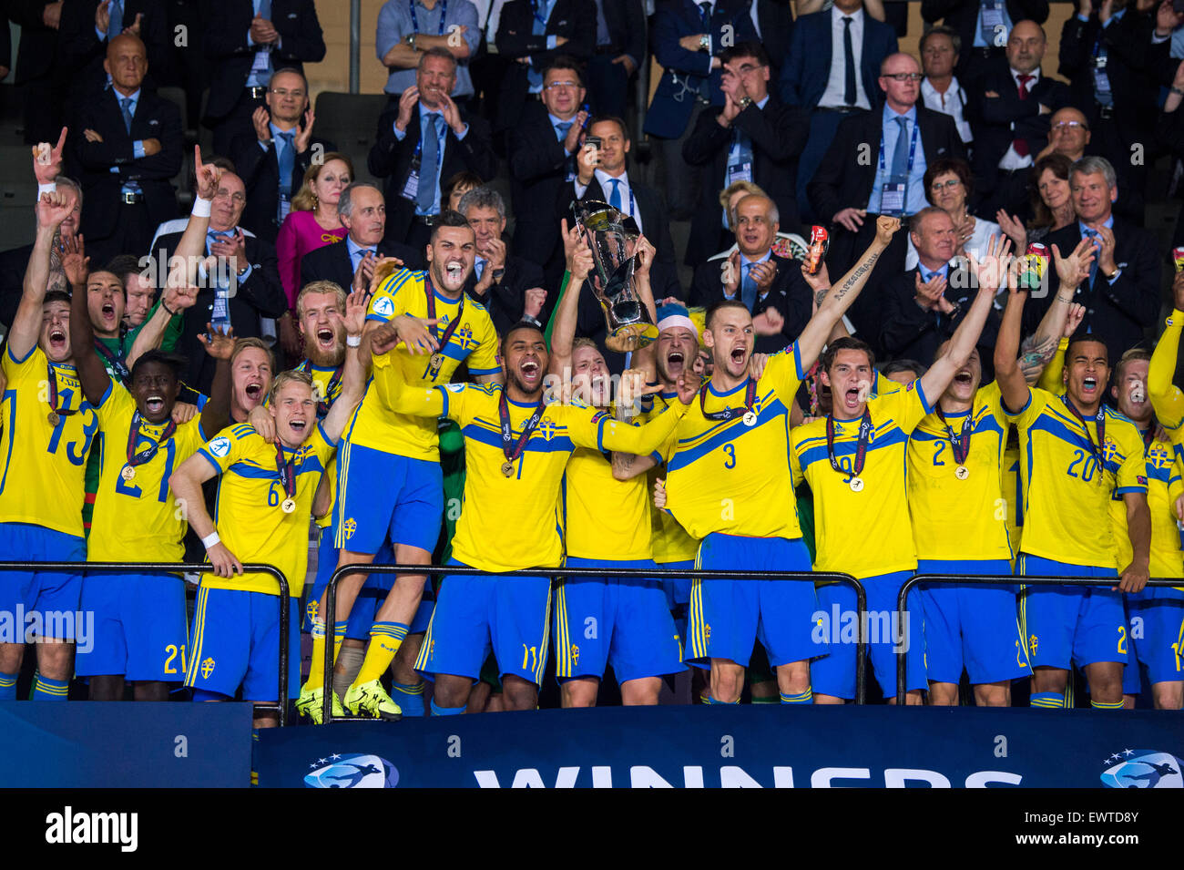 Praga, Repubblica Ceca. Il 30 giugno, 2015. La Svezia team group (SWE) Calcio/Calcetto : Oscar Hiljemark di Svezia celebra con il trofeo dopo aver vinto la Coppa UEFA sotto-21 al Campionato Europeo di Repubblica Ceca 2015 partita finale tra Svezia 0(4-3)0 Portogallo presso Eden Arena di Praga, Repubblica Ceca . Credito: Maurizio Borsari/AFLO/Alamy Live News Foto Stock