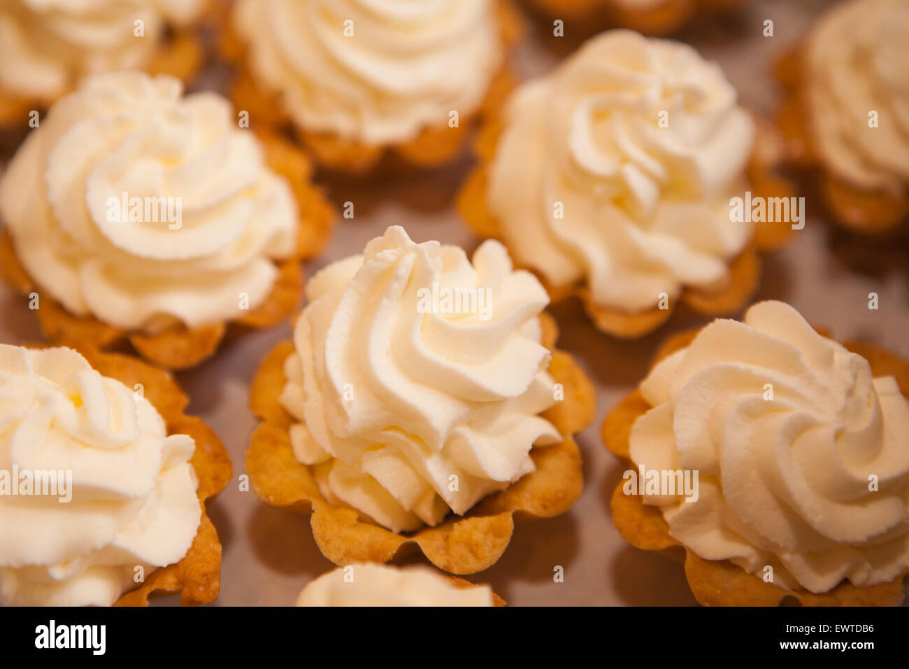 Tart consente backup mini torte con panna bianco crema morbida in piccoli cestini Foto Stock