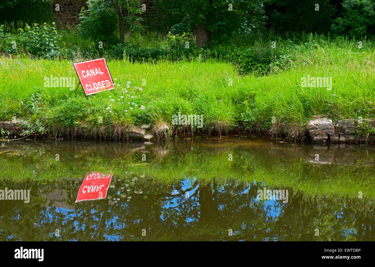 La Lancaster Canal, in Lancaster, con segno - Canal Chiusa - a causa di riparazioni, England Regno Unito Foto Stock