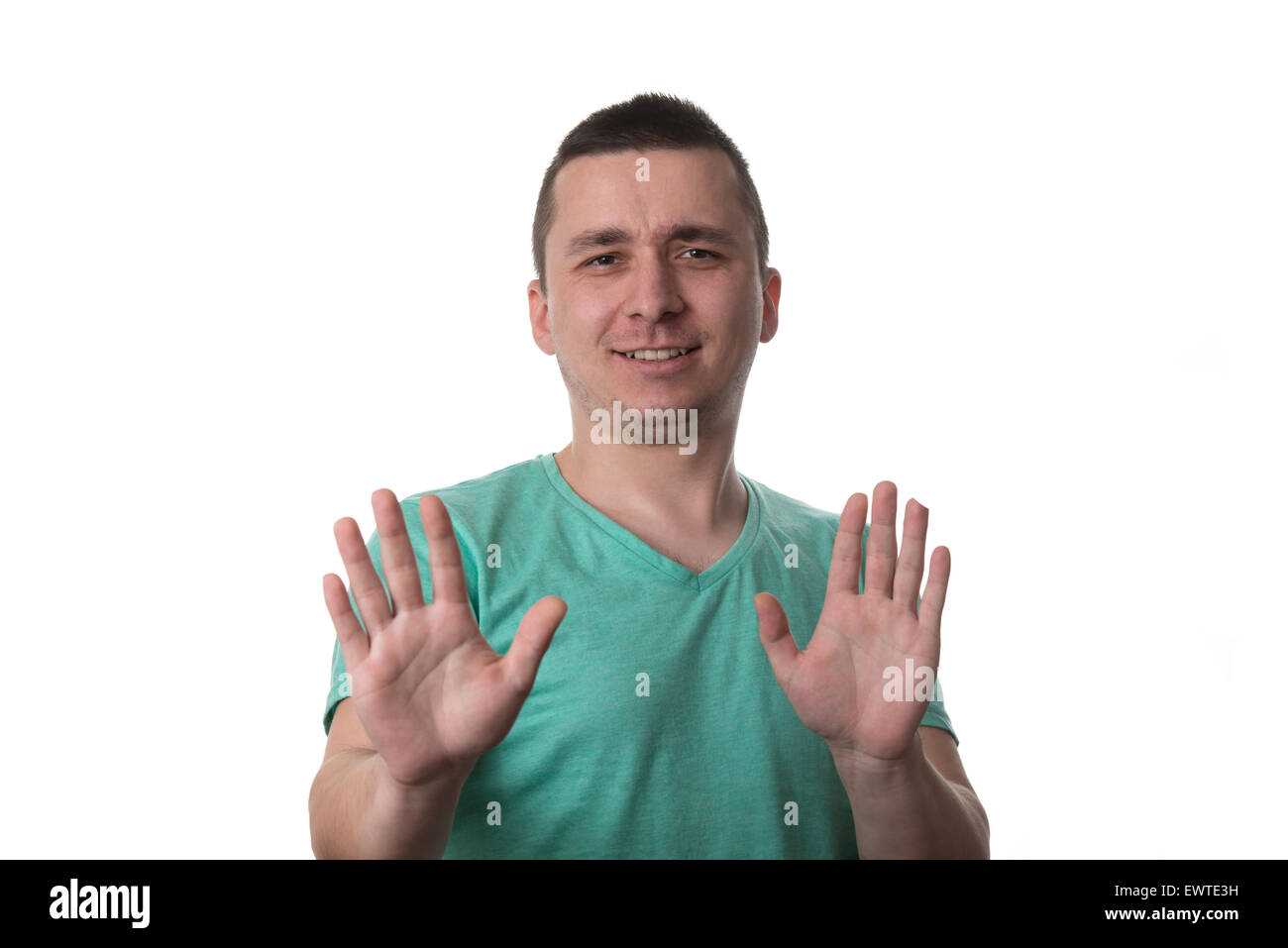 Paura l'uomo in atteggiamento di difesa arresto di gesti con le mani - Isolato su sfondo bianco Foto Stock