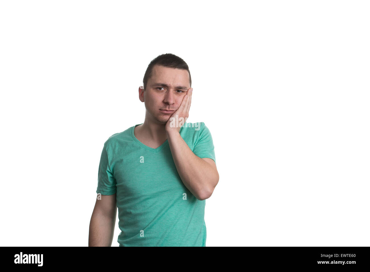 Ritratto di giovane uomo con dente sensibile Ache Crown problema , che soffrono di dolore, toccare al di fuori della bocca con la mano, isolato Foto Stock