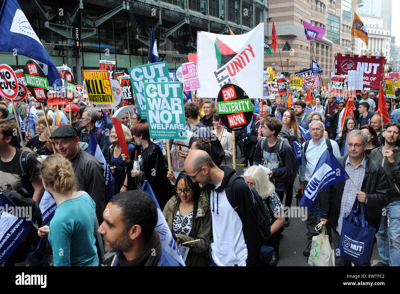 Decine di migliaia di persone hanno marciato in Londra il primo grande segno di protesta contro i piani del governo per ulteriori cinque anni di austerità. Foto Stock