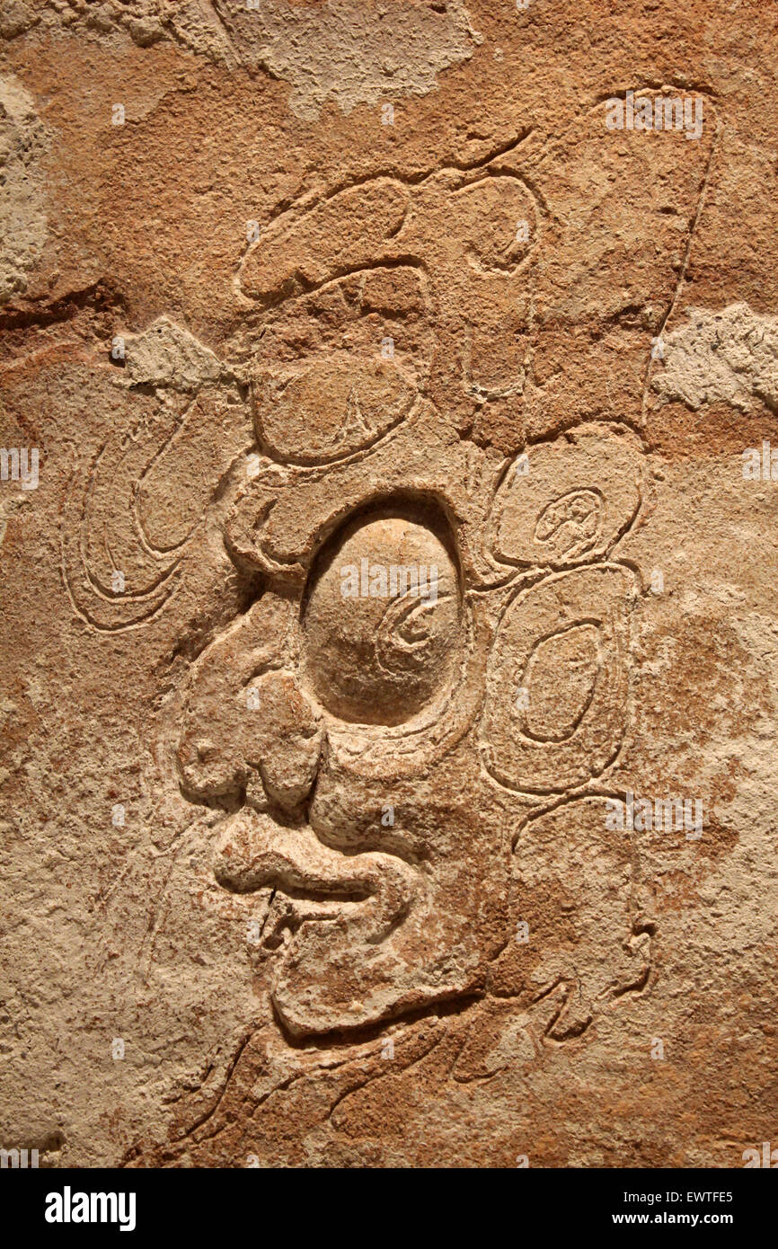 Mattone che mostra il volto di Maya Dio Sole, Comalcalco, Tabasco, Messico periodo classico AD 250 -900 Foto Stock