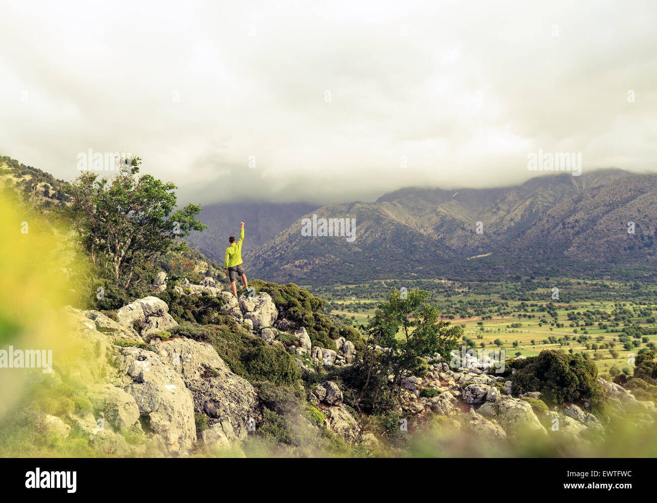 Escursionismo uomo guardando bella con le braccia in alto proteso, montagne paesaggio di ispirazione. Escursionista persona raggiungimento obiettivo, successo Foto Stock