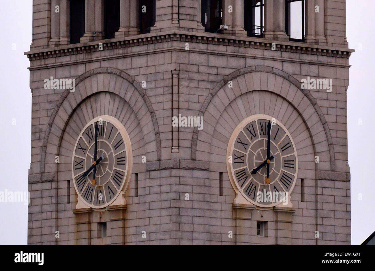 Washington, Stati Uniti d'America. Il 30 giugno, 2015. Foto scattata su 235960 GMT di Giugno 30, 2015 mostra l'orologio su di un antico edificio dell'ufficio postale in Washington, Stati Uniti d'America. Cronometristi martedì imbastito un secondo per il clock per compensare una leggermente più lenta rotazione della Terra. Il secondo intercalare significa l'orologio si sposta da 23:59:59 a 23:59:60 prima che colpisca la mezzanotte del tempo universale. © Yin Bogu/Xinhua/Alamy Live News Foto Stock