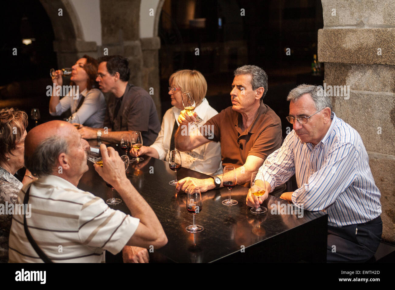 I turisti a bere un assaggio del famoso vino di Porto. Qui a Sandeman cantina. Il tour delle cantine termina con un'opportunità t Foto Stock