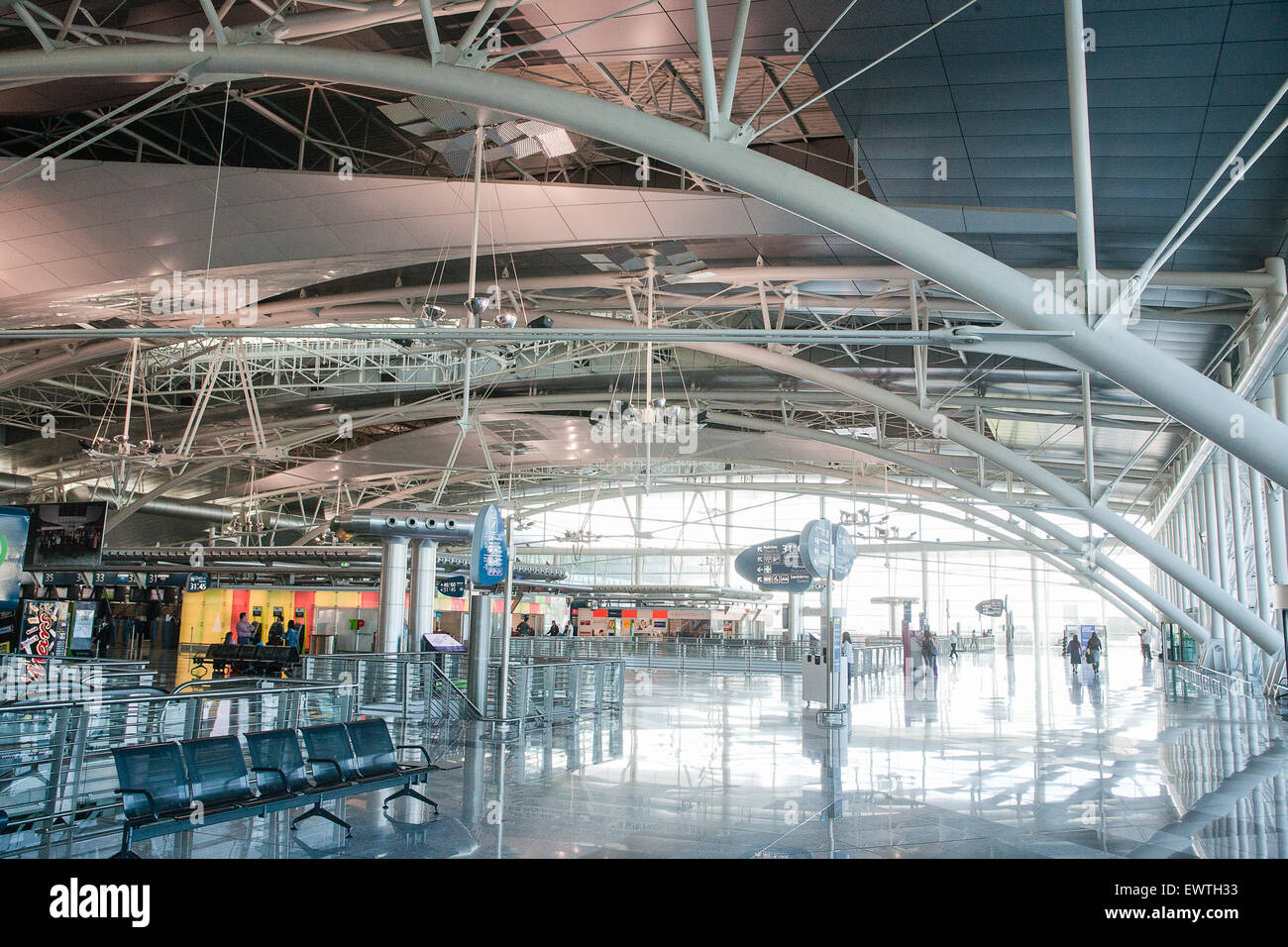 All'aeroporto di Porto. Riconosciuto come uno dei migliori aeroporti in  Europa per il servizio al passeggero. Porto, noto anche come Oporto, è la  seconda più grande città in Portogallo. Situato lungo il