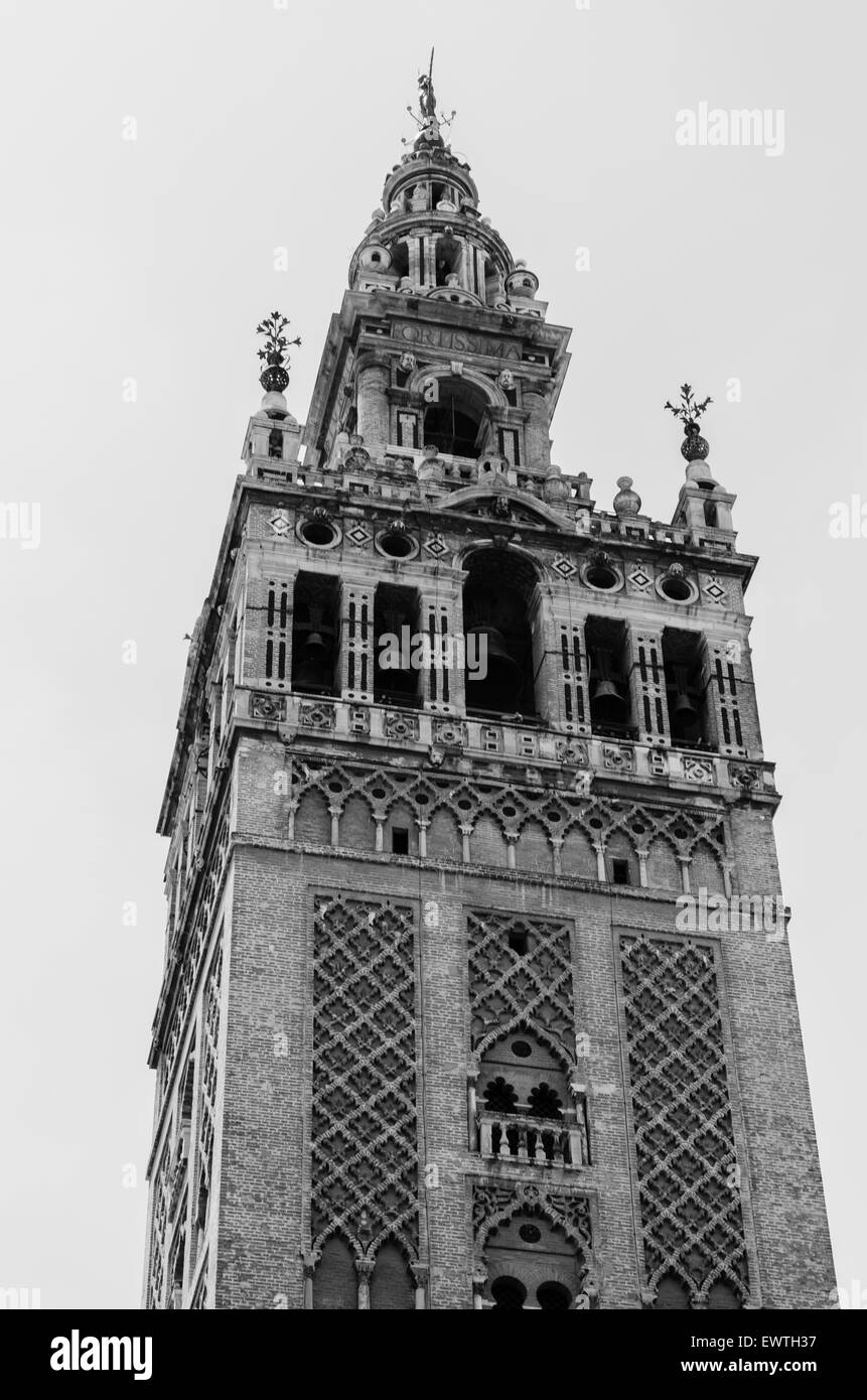 La Giralda, la torre campanaria della cattedrale di Siviglia, in Spagna, una delle più grandi chiese del mondo e uno straordinario esempio di architettura almohade Foto Stock