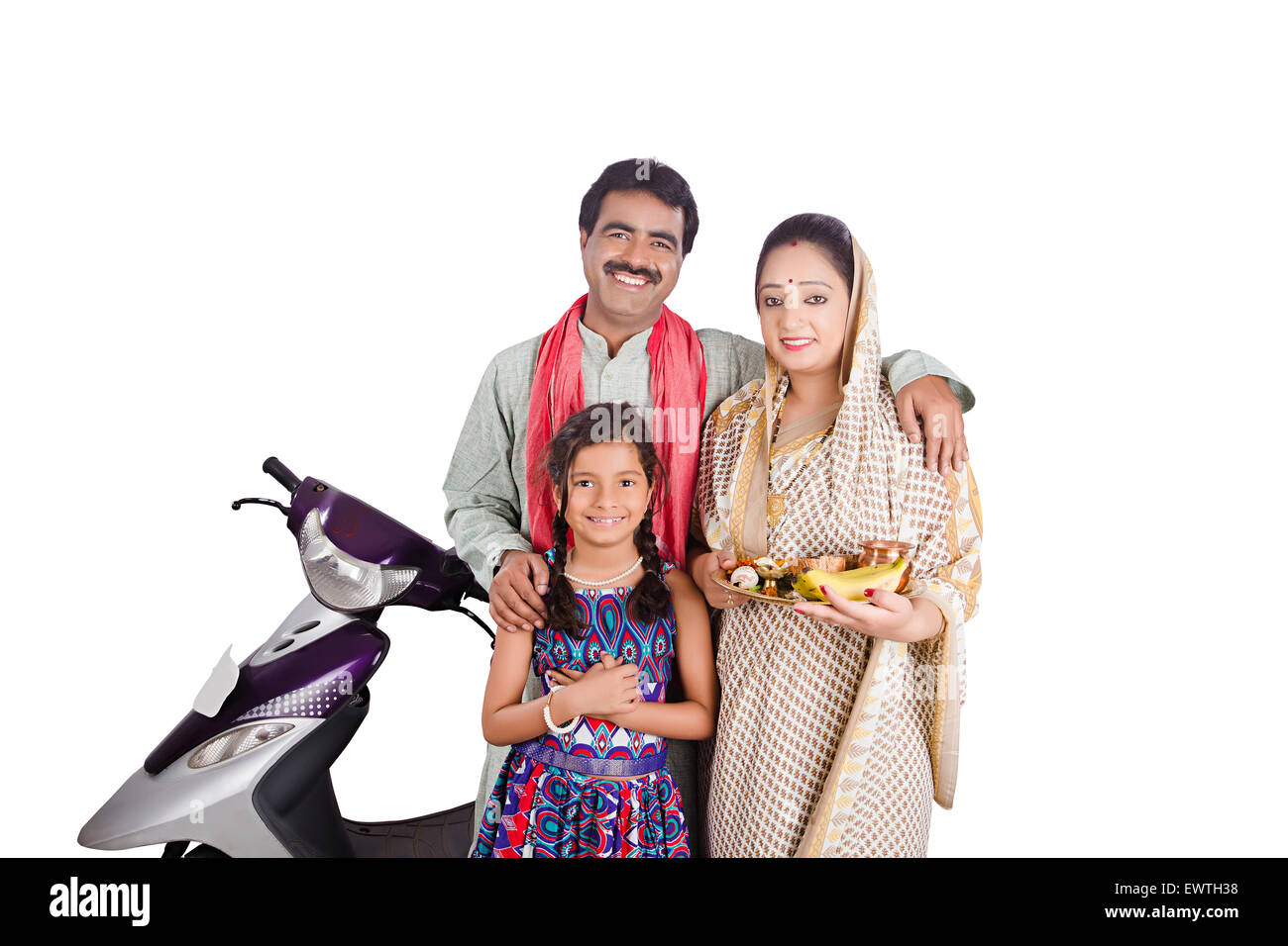 Rurale indiano genitori e figlia nuovo culto Scooty Foto Stock