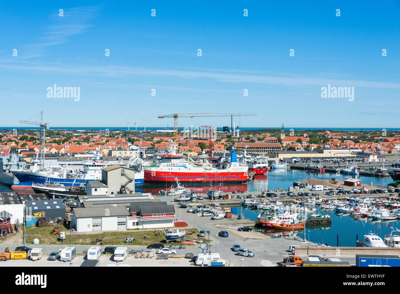 Harbour marina e la vista sulla città e sul porto di Skagen, Skagen, regione dello Jutland settentrionale, Danimarca Foto Stock