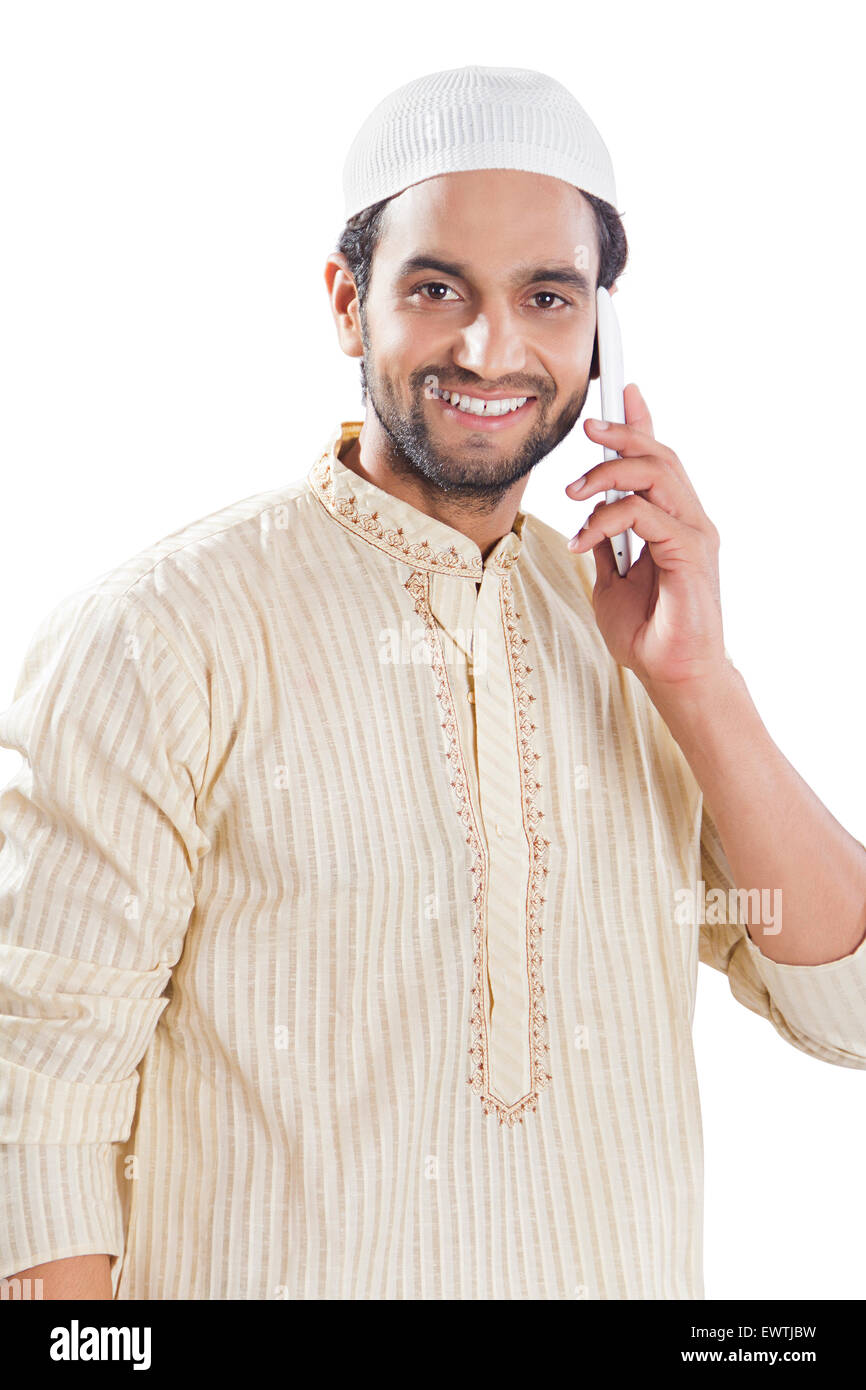 1 musulmani indiani uomo che parla di telefono cellulare Foto Stock