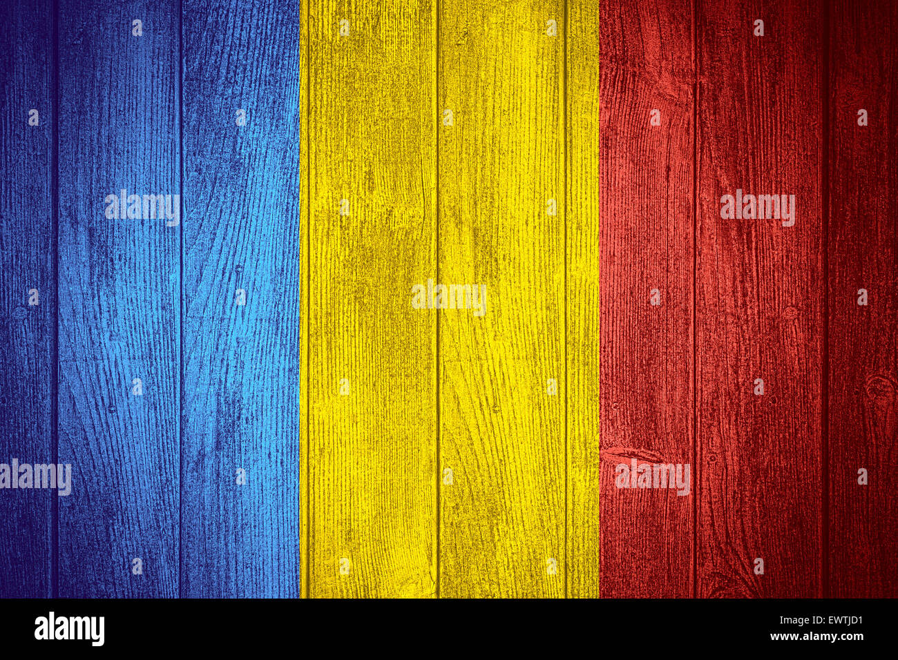 Bandiera della Romania o rumeno banner su tavole di legno sfondo Foto Stock