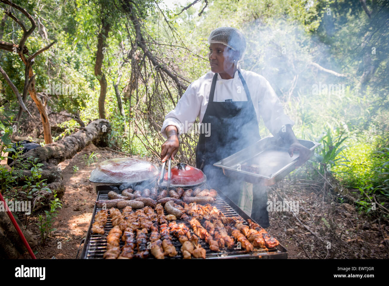 Sud Africa- donna cucinare alla griglia Foto Stock
