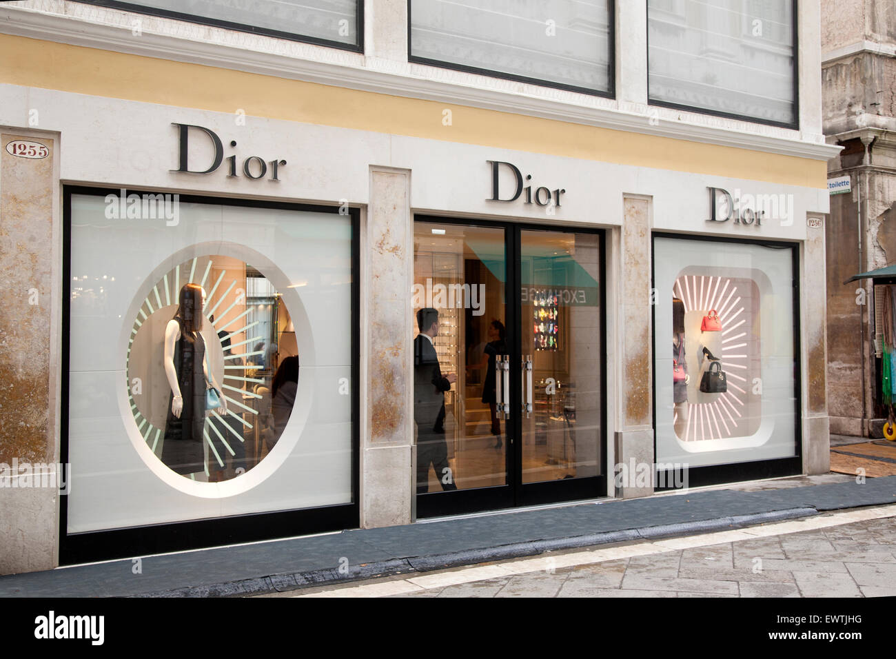 Dior Shop finestra off San Marcos - Piazza San Marco Venezia; Italia Foto  stock - Alamy