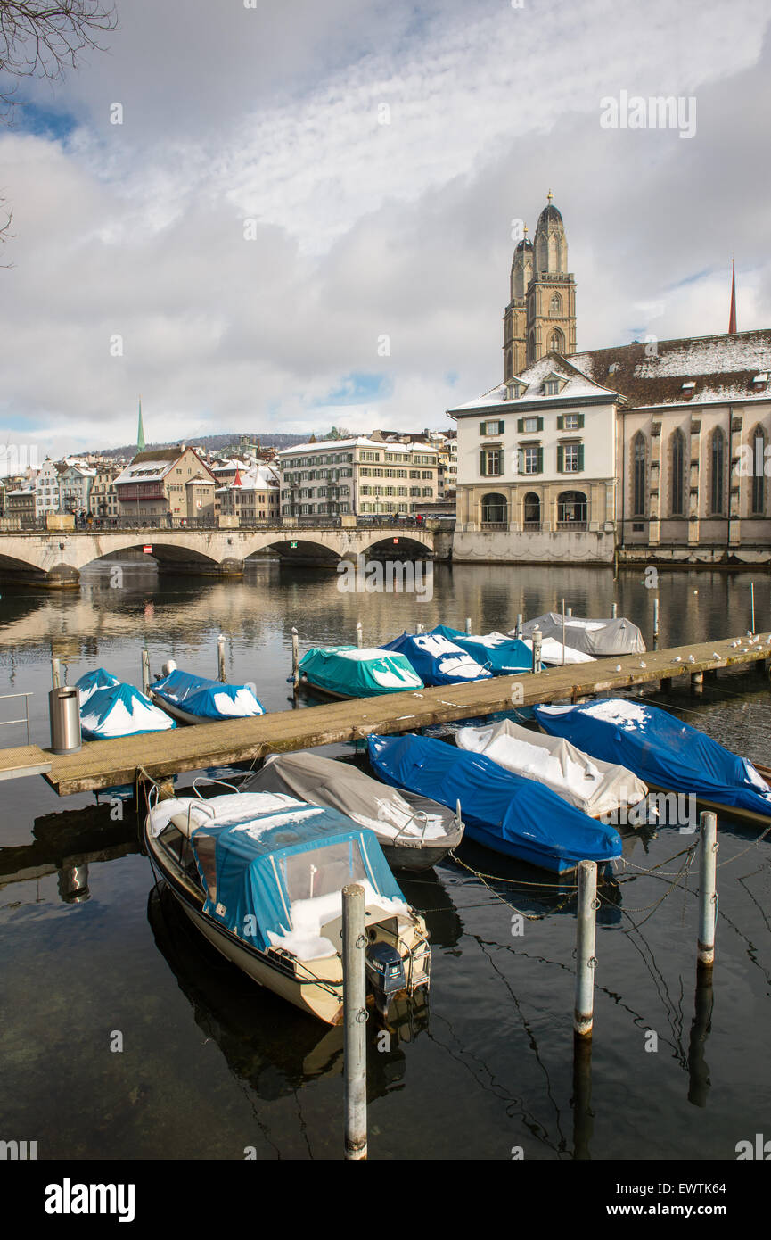Zurich Svizzera - barche ormeggiate sul fiume Limmat Foto Stock
