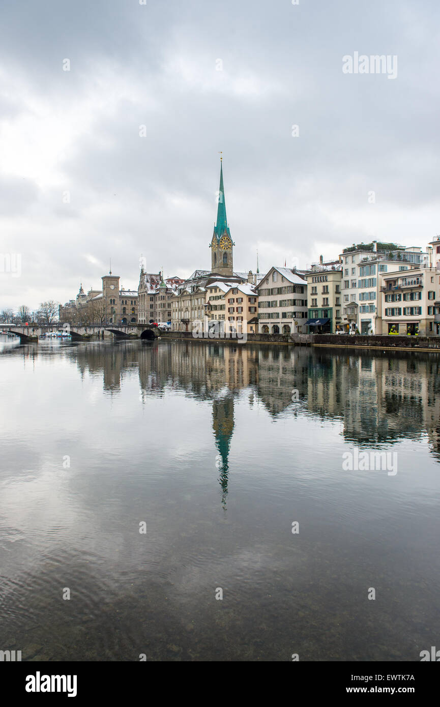 Vista panoramica del fiume Limmat a Zurigo Svizzera, Europa Foto Stock