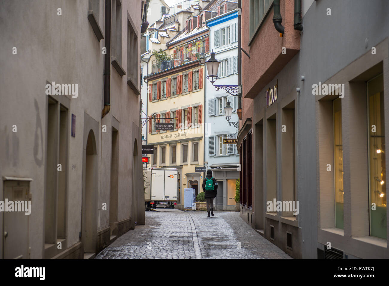 Stretta corsia di ciottoli con negozi boutique di Zurigo Svizzera, Europa Foto Stock