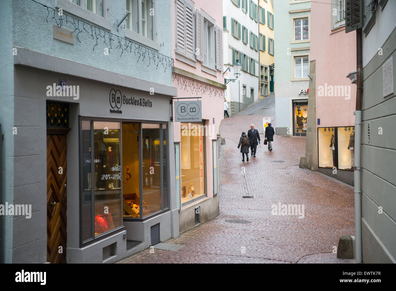 Stretta corsia di ciottoli con negozi boutique di Zurigo Svizzera, Europa Foto Stock