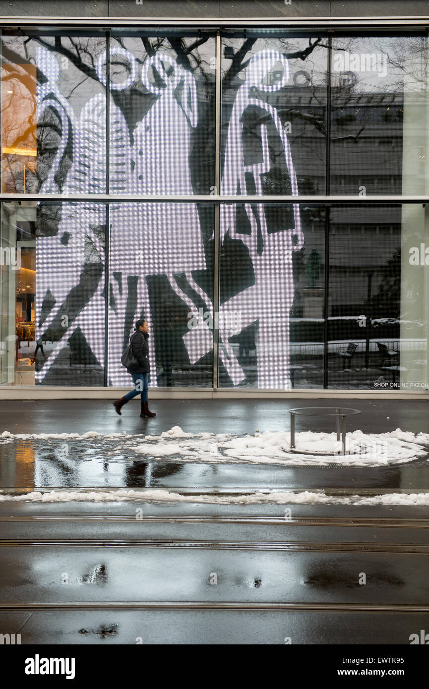 La donna a piedi dalla grande finestra Design di Zurigo Svizzera Europa Foto Stock