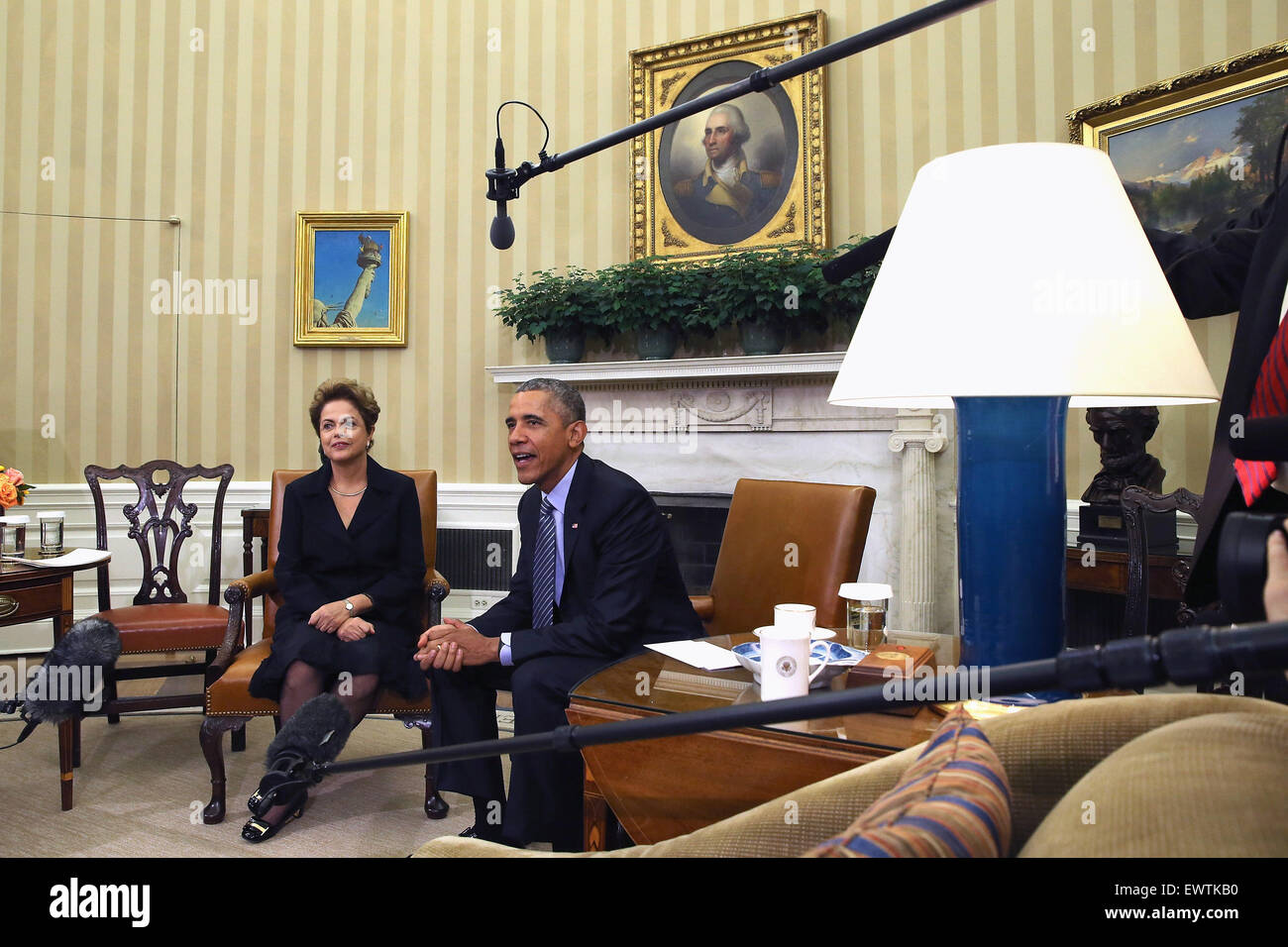 Washington, DC. Il 30 giugno, 2015. Il Presidente brasiliano Dilma Rousseff (L) e U.S. Il presidente Barack Obama posa per fotografie all Ufficio Ovale della Casa Bianca Giugno 30, 2015 a Washington, DC. Rousseff e Obama terrà incontri e una conferenza stampa congiunta di quasi due anni dopo Rousseff accettato ma poi saltati un invito alla Casa Bianca a causa di rivelazioni da ex NSA contraente Edward Snowden che gli Stati Uniti avevano spiati Rousseff e altri brasiliani. Credit: Chip Somodevilla/Piscina via CNP - nessun filo SERVICE - Credit: dpa/Alamy Live News Foto Stock