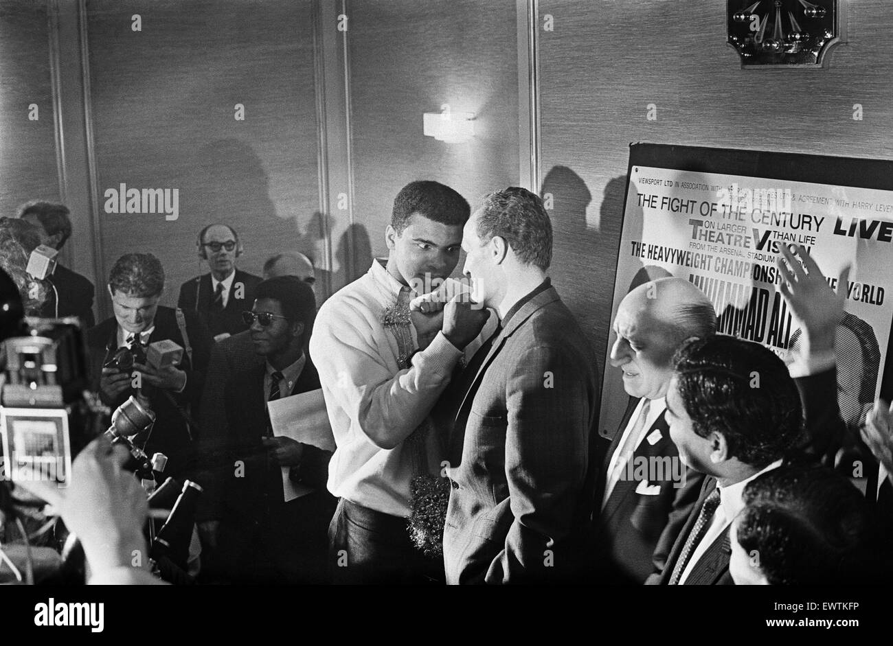 Cassio argilla e Henry Cooper promuovendo la loro seconda lotta a Londra presso il Piccadilly Hotel. Creta ha vinto la rivincita dall'arresto nel sesto round. Il 10 maggio 1966 Foto Stock
