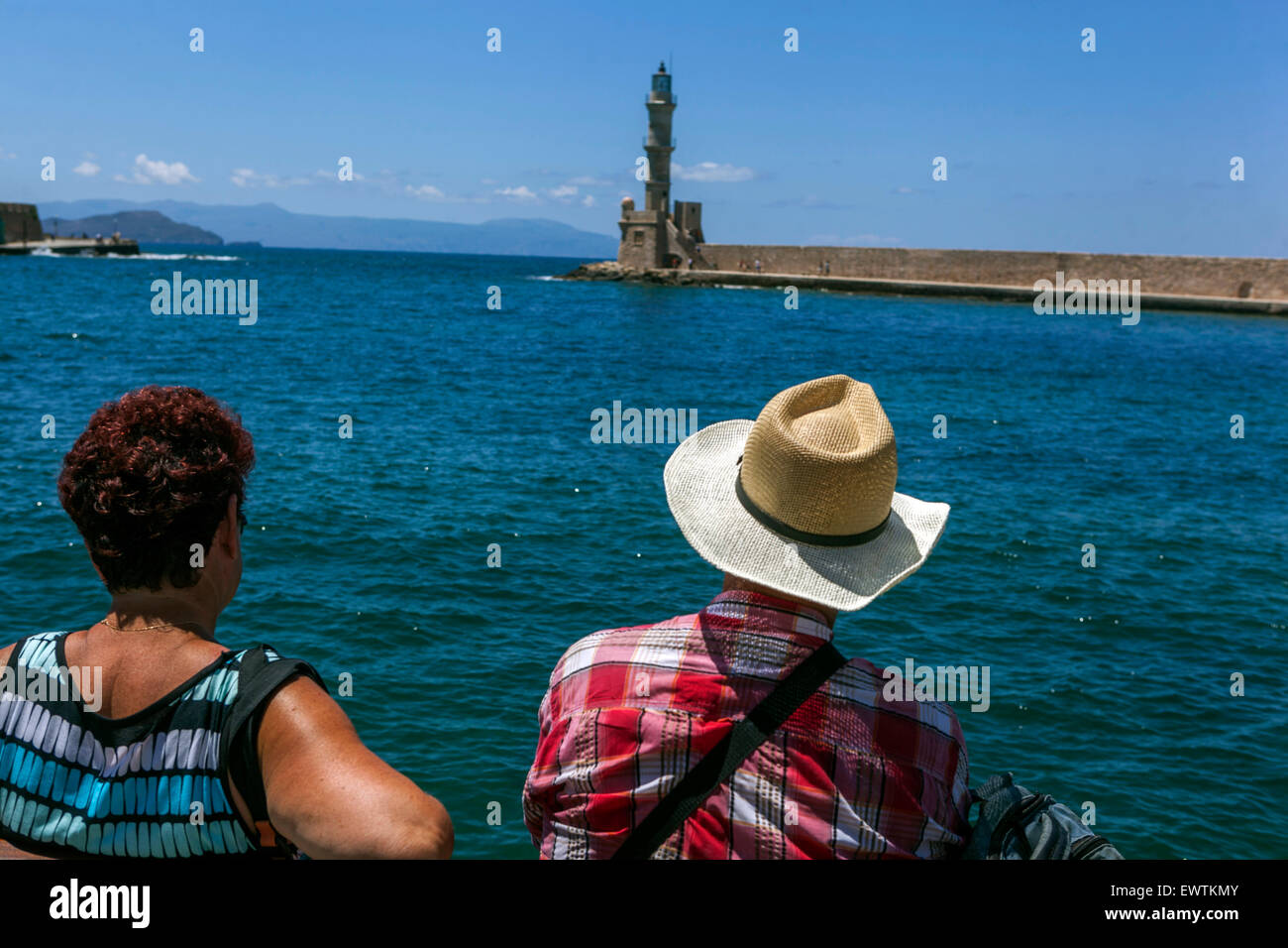 Turisti in Porto Vecchio Veneziano di Chania, Creta, Isole Greche, Grecia, Europa Foto Stock