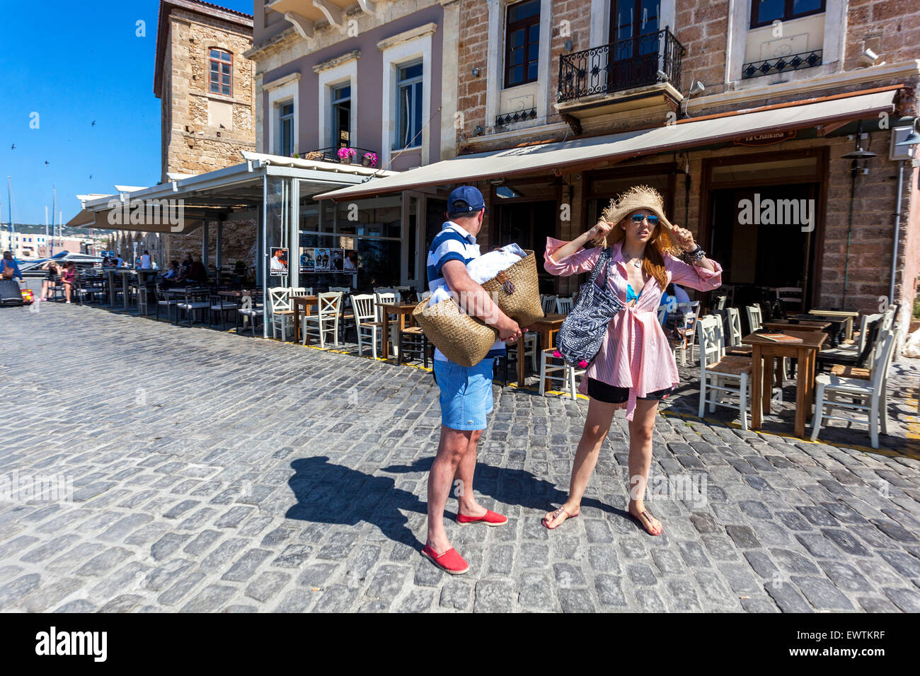 Creta turisti nel porto veneziano vecchio, marciapiede bar Chania Creta, Grecia Foto Stock