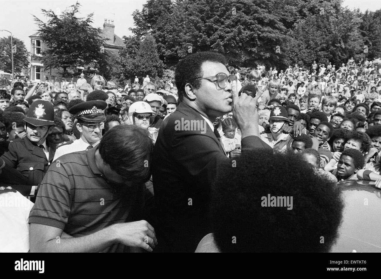 Muhammad Ali indirizzi folla di tifosi in Dudley, Birmingham. 11 Agosto 1983 Foto Stock