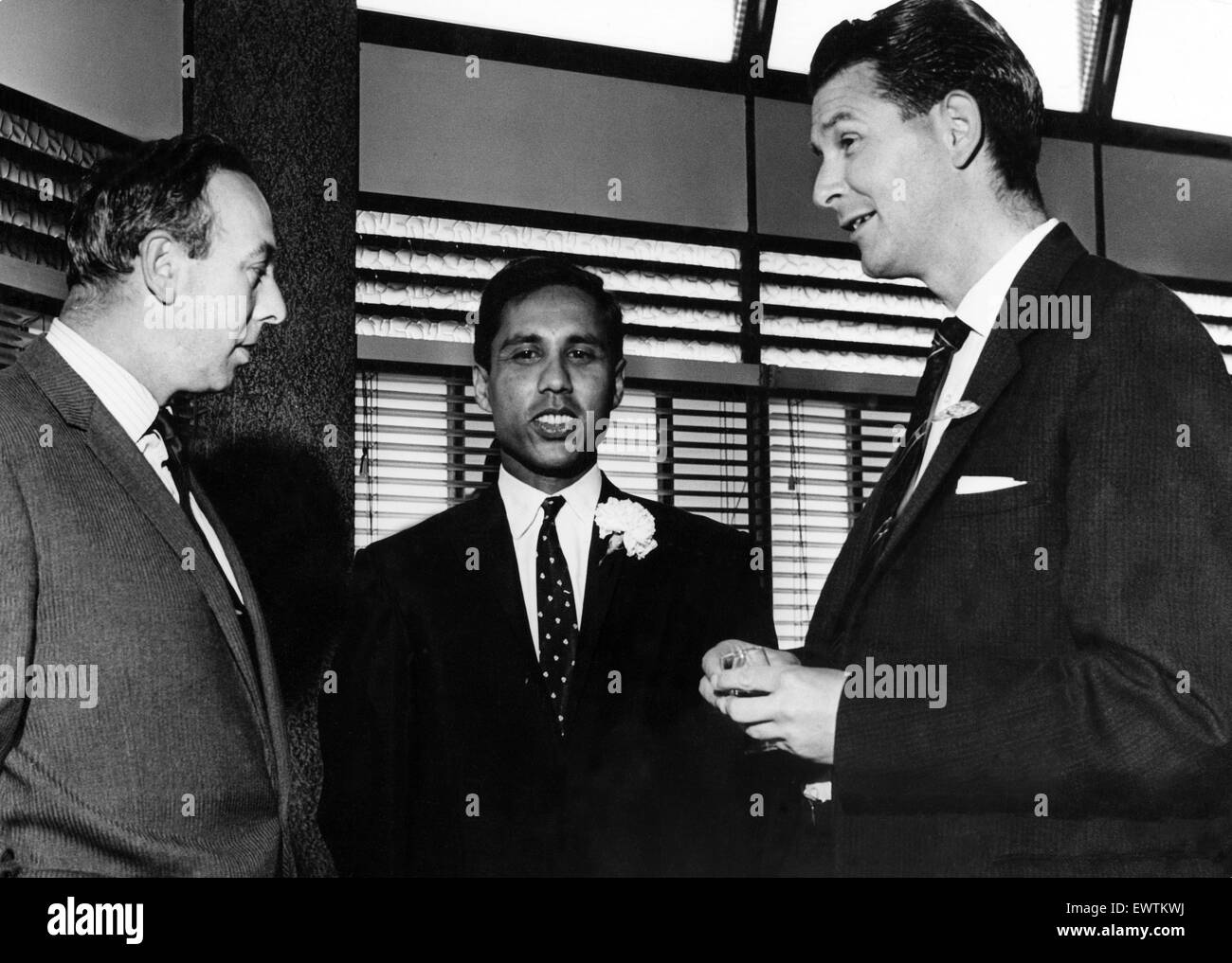 Centro, il Ministro per l'immigrazione Il Sig. Maurice Foley, e (a destra) il sig. Peter Griffiths, a una cena speciale in Birmingham. Il 3 ottobre 1965. Foto Stock