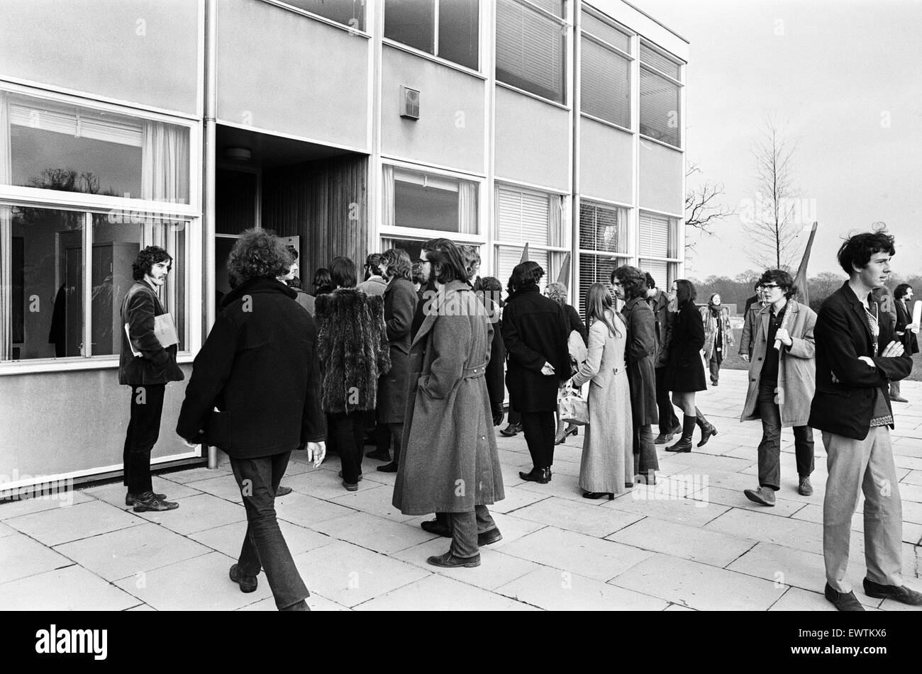 Gli studenti portano su un edificio presso l'Università di Warwick. Xi Febbraio 1970. Foto Stock