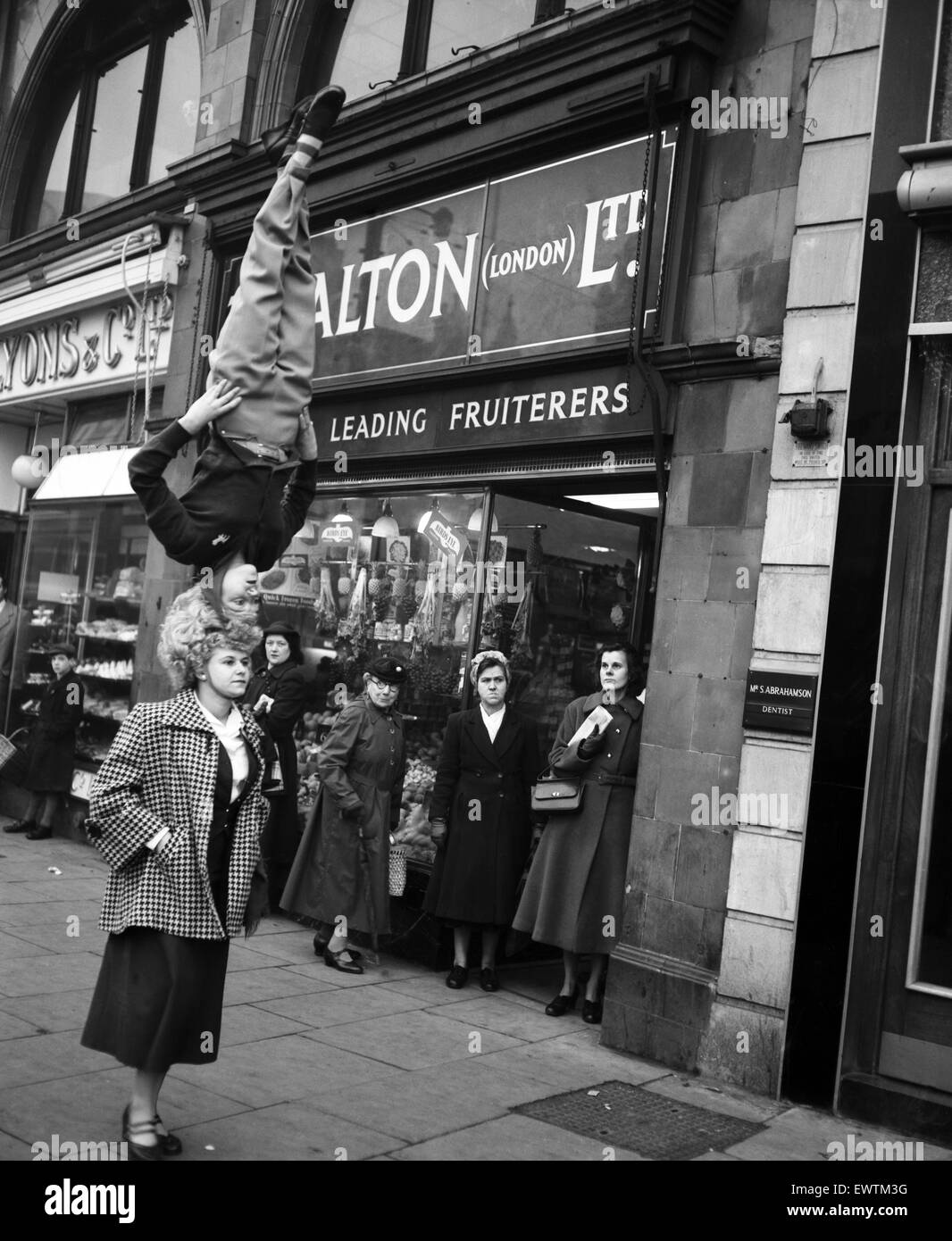 Due ragazze di Chaludis atto eseguire in strada a Hammersmith, Londra. Il 13 gennaio 1953. Foto Stock