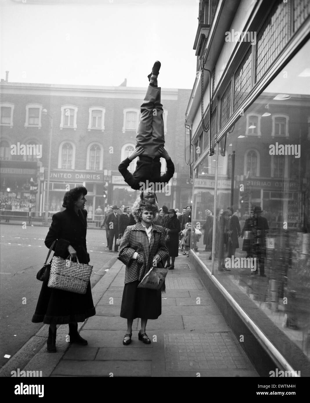 Due ragazze di Chaludis atto eseguire in strada a Hammersmith, Londra. Il 13 gennaio 1953. Foto Stock