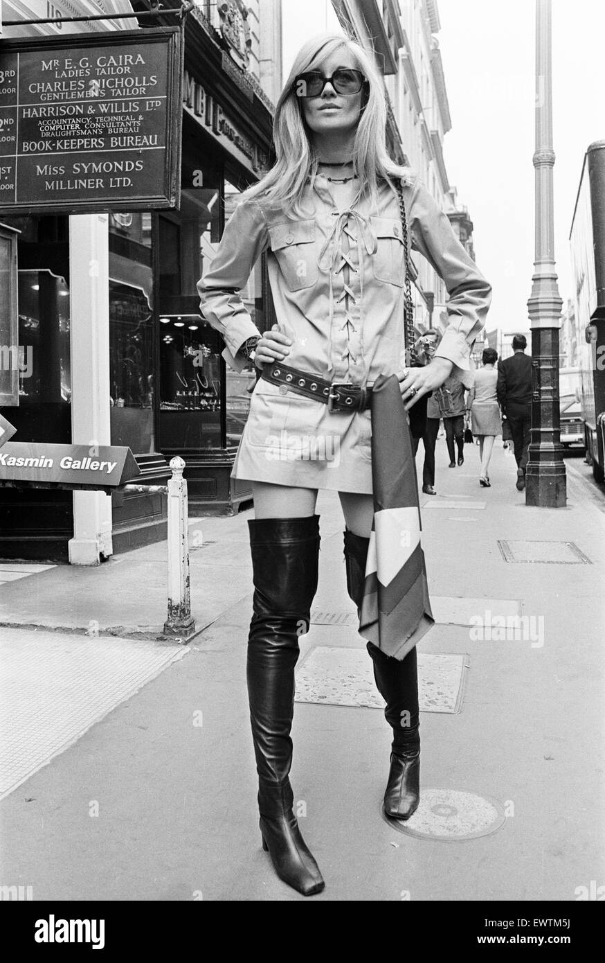 Betty Catroux, modello e muse di Yves Saint Laurent nella foto al di fuori  del suo primo Londra Rive Gauche store su New Bond Street, Londra, giorno di  apertura, 10 settembre 1969