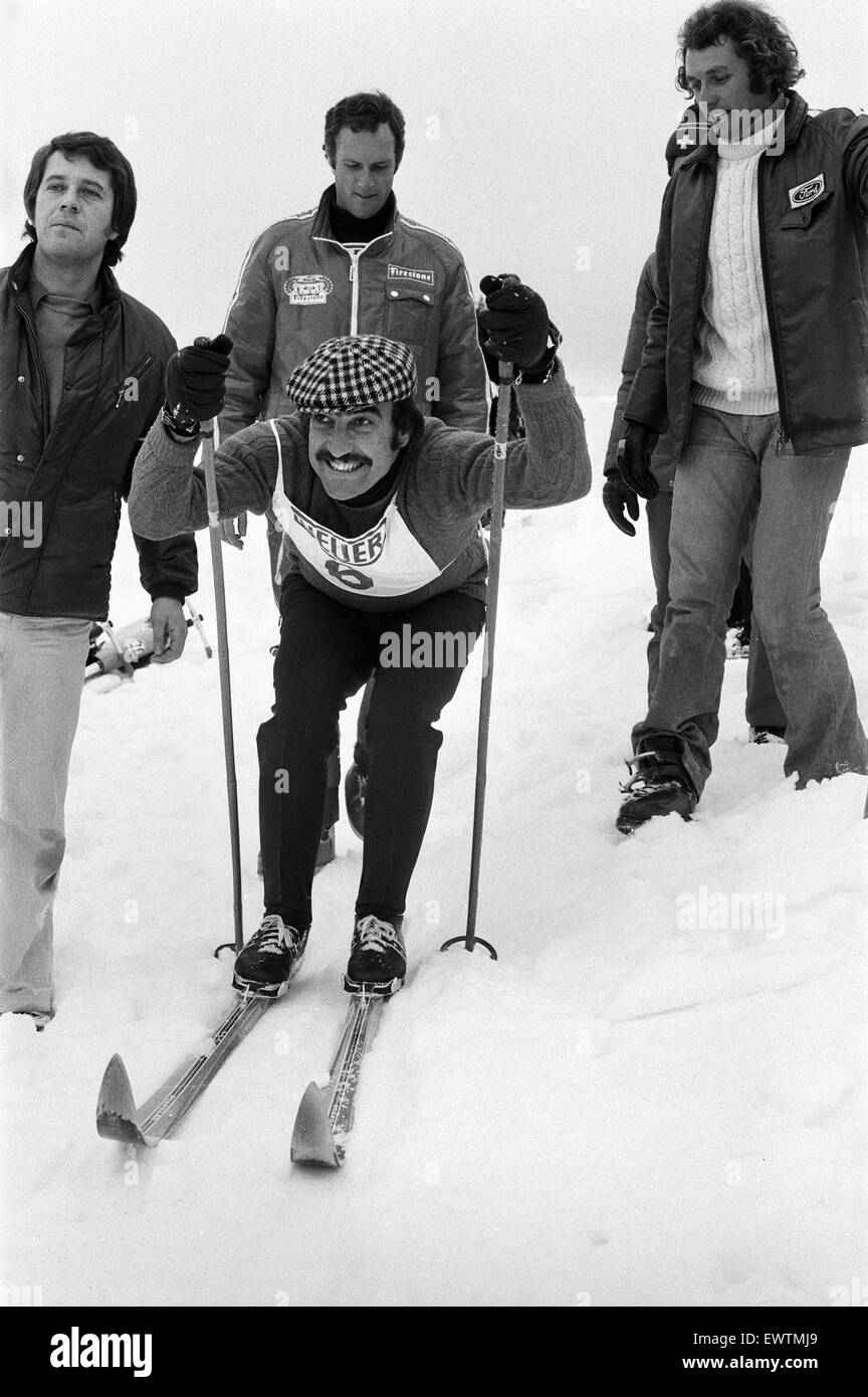 Formula Uno motor racing driver Clay Regazzoni gode di un certo tempo fuori a sciare sulle piste a Villars sur Ollan vicino a Montreux in Svizzera. Marzo 1973. Foto Stock