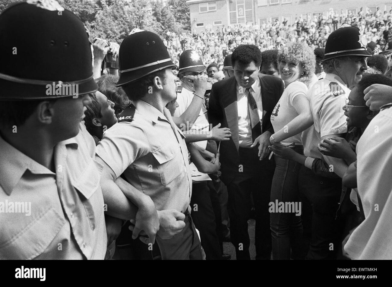Muhammad Ali assaliti dai fan di Dudley, Birmingham. 11 Agosto 1983 Foto Stock
