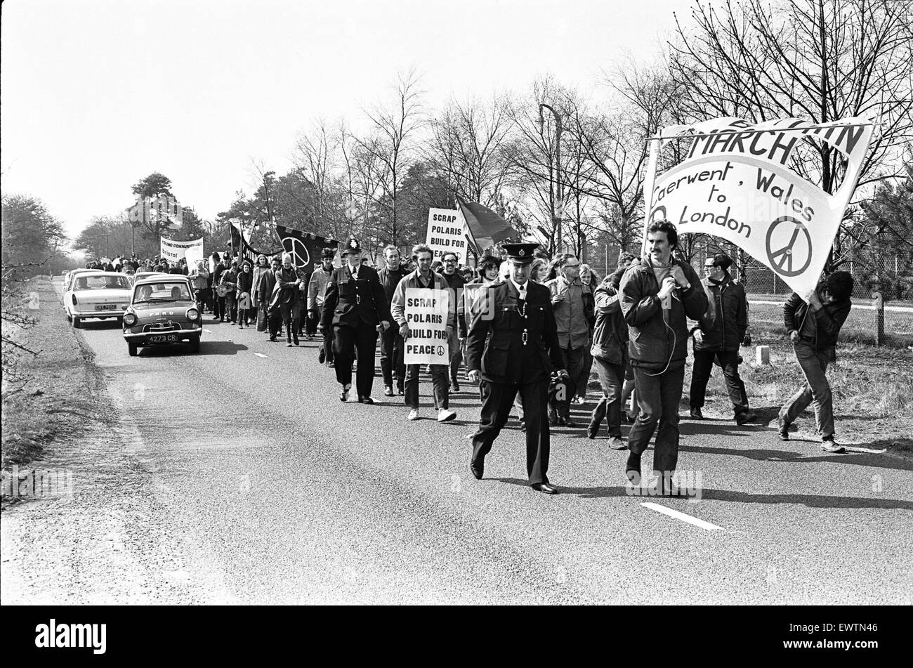 CND dimostranti provenienti da tutto il paese convergono sui governi armi atomiche stabilimento a Aldermaston. Il 7 aprile 1969 Foto Stock