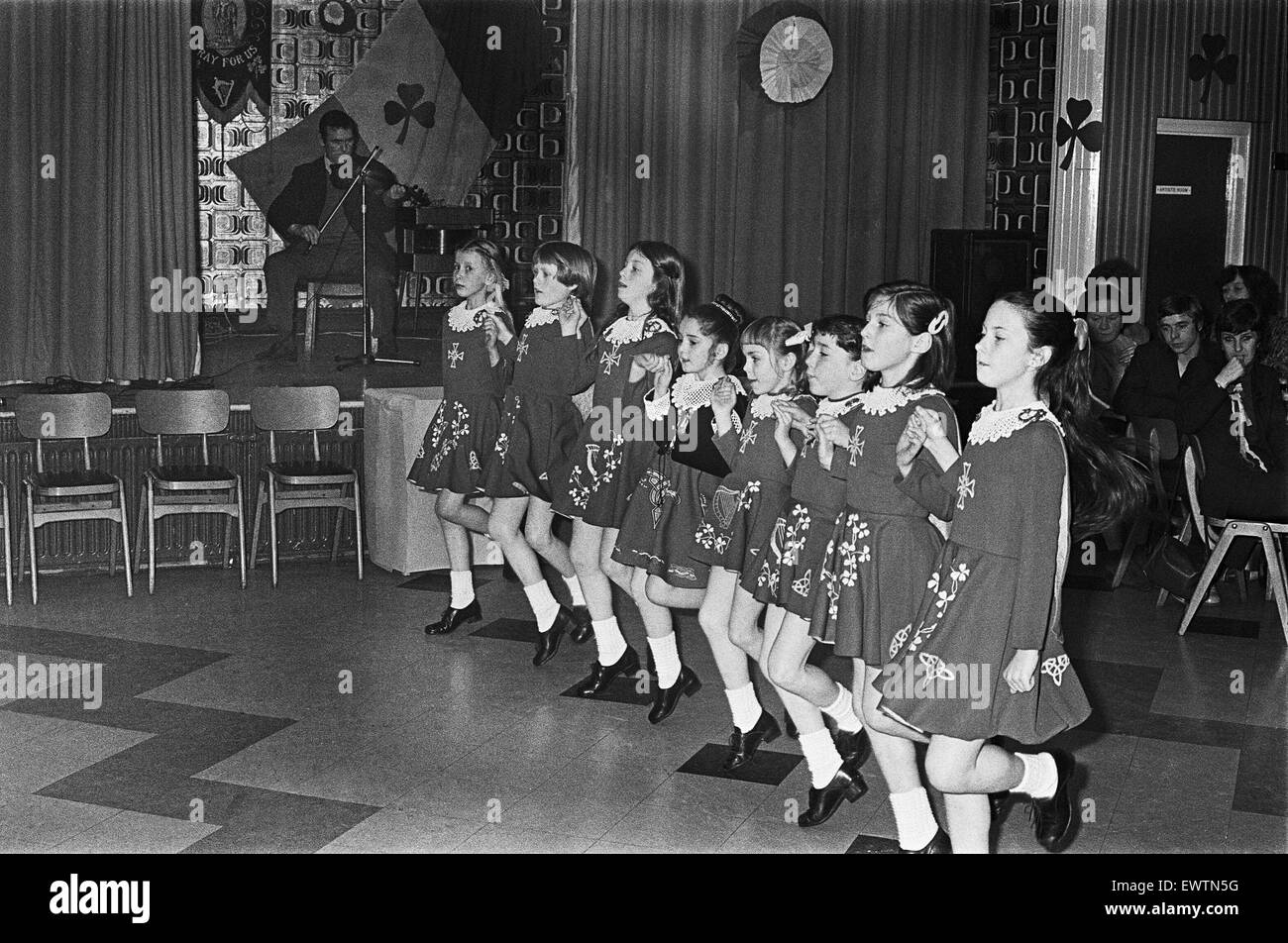 Il giorno di San Patrizio nel Teesside, le ragazze a ballare Irish Folk Music. Il 17 marzo 1980 Foto Stock