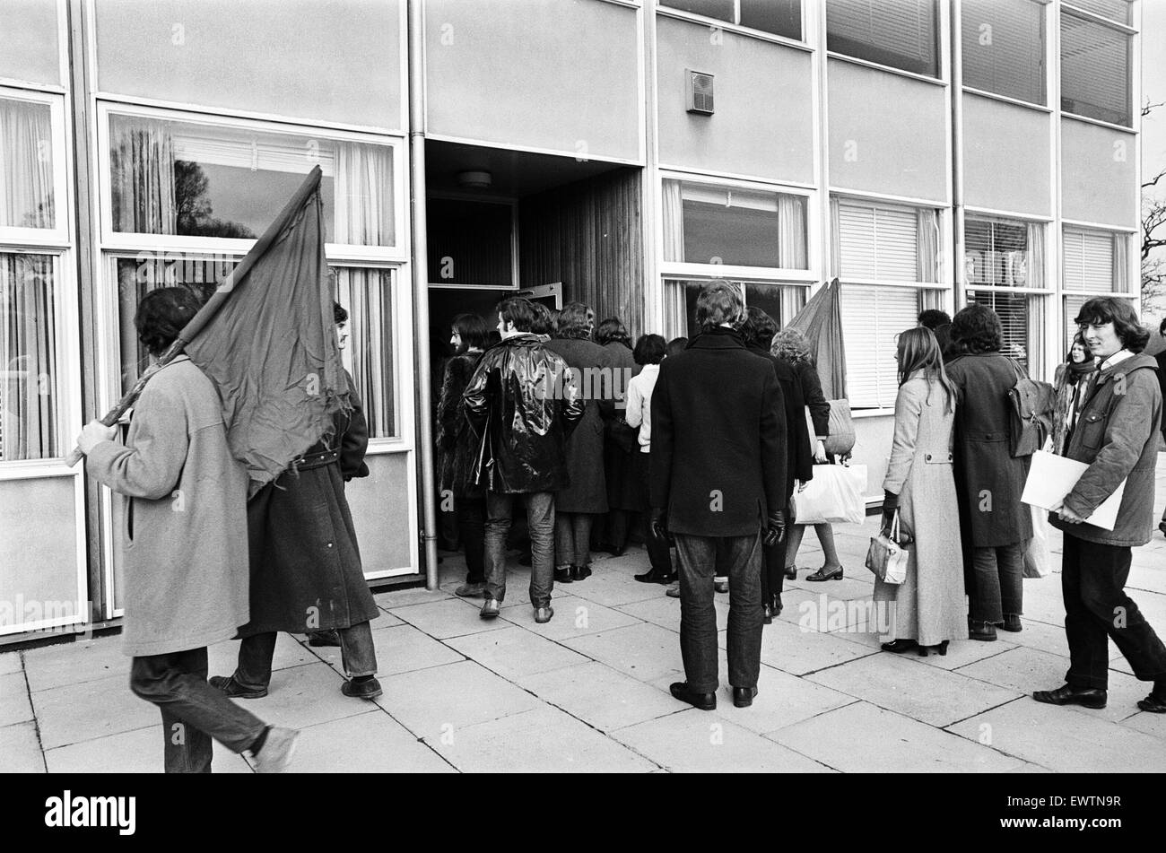 Gli studenti portano su un edificio presso l'Università di Warwick. Xi Febbraio 1970. Foto Stock