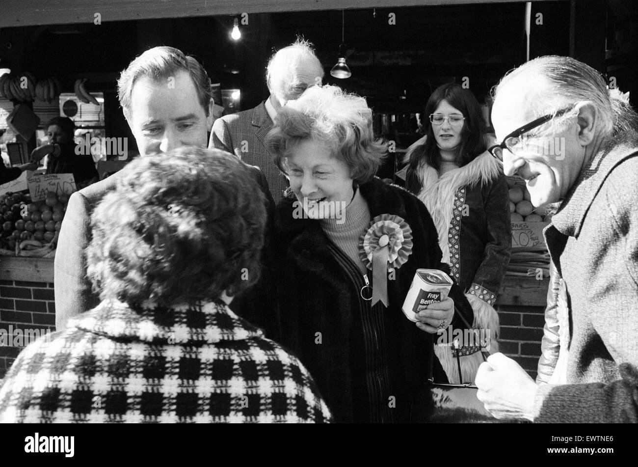 Barbara Castle, membro del Parlamento di Blackburn, nella foto di campagna elettorale in Salford, Greater Manchester, davanti a 1974 elezione generale, 22 febbraio 1974. Foto Stock