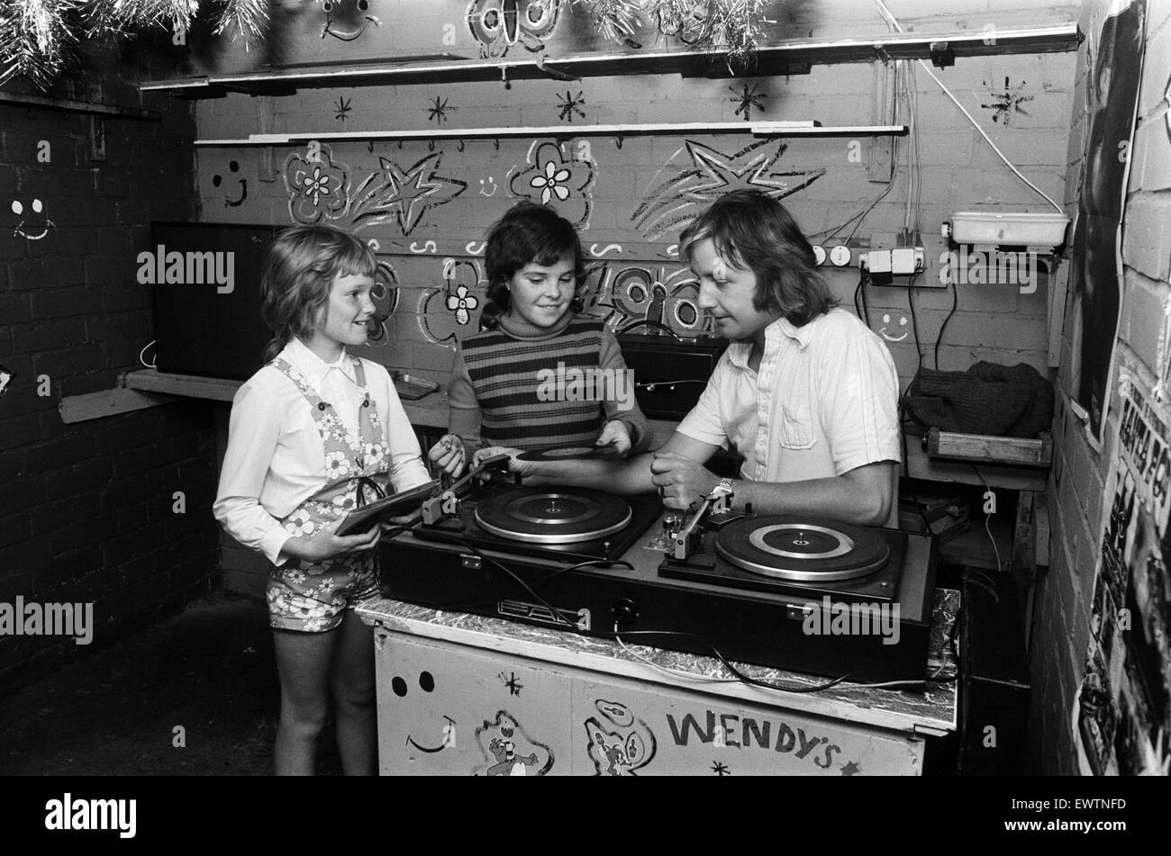 Pete Waterman, DJ al Garage discoteca Coundon, Coventry. Il 7 agosto 1973. Foto Stock