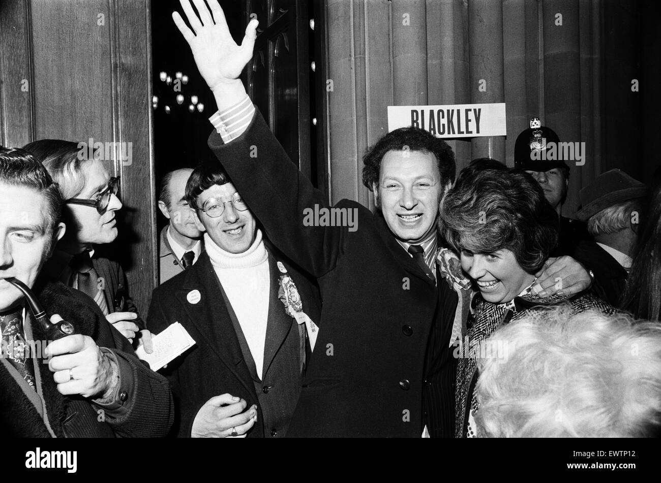 Paolo Rosa MP, celebra dopo aver vinto, continua a rappresentare la manodopera come membro del Parlamento per Manchester Blackley, raffigurato con i sostenitori, Manchester, 28 febbraio 1974. Foto Stock