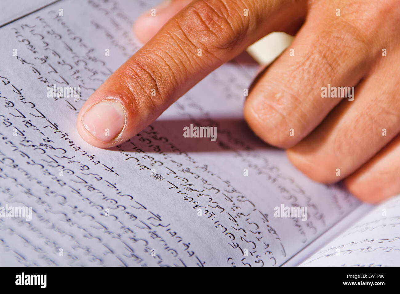 1 uomo musulmano leggere il Corano prenota Foto Stock