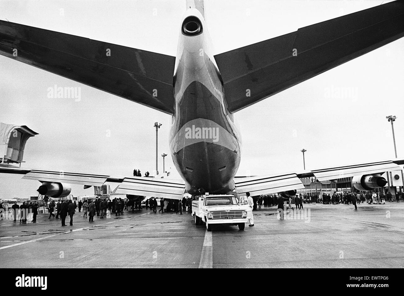 Il primo Boeing 747 'jumbo jet' visto qui sul piazzale dopo il suo arrivo all' Aeroporto di Heathrow. Il velivolo è stato tre ore di ritardo dopo essere stati ritardati a New York dove uno dei fan dei motori a getto era stato a dare problemi e ha dovuto essere sostituito. L'ia Foto Stock