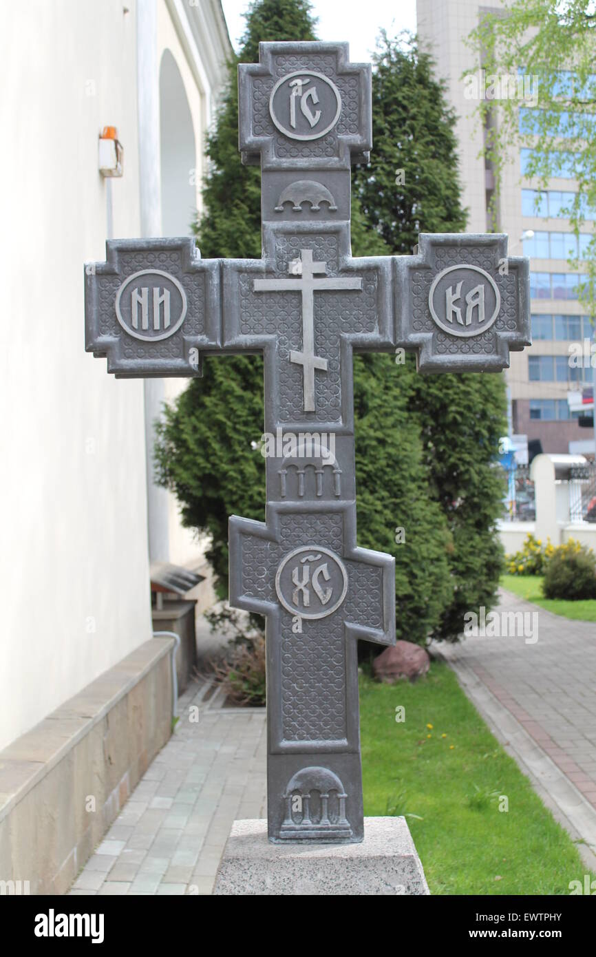 Grigio metallo croce ortodossa con la religione e i simboli sul Foto Stock