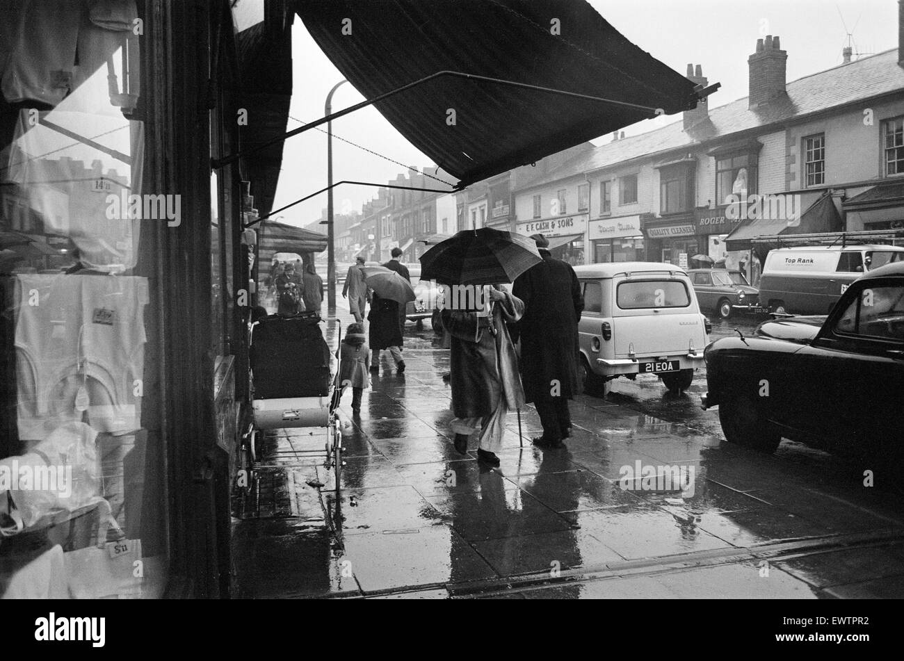 Scena di strada, Smethwick, una cittadina in Sandwell Metropolitan Borough, nella regione delle West Midlands in Inghilterra. Marzo 1964. Foto Stock