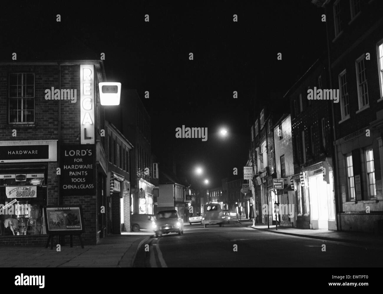 Henley High Street, Oxfordshire, di notte circa gennaio 1968 Foto Stock