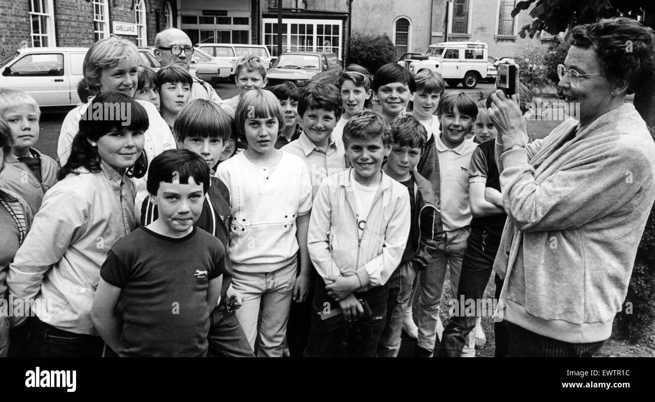 Insegnante Sheila Thompson ottiene la sua classe nella foto dopo una presentazione a sorpresa. Il vice capo di San Domenico, scuola, Redcar, è stata data una telecamera da parte del personale dell Ospedale di San Giovanni di Dio, Scorton, quando una parte della scuola ha pagato una visita. Portavoce dell'ospedale Foto Stock