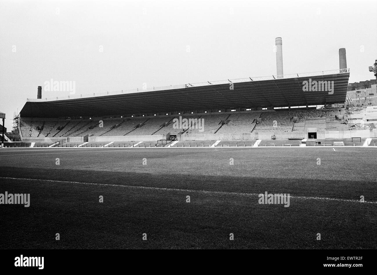 Lo stadio Old Trafford, la casa del Manchester United F.C., il nuovo supporto a sbalzo. Agosto 1965. Foto Stock