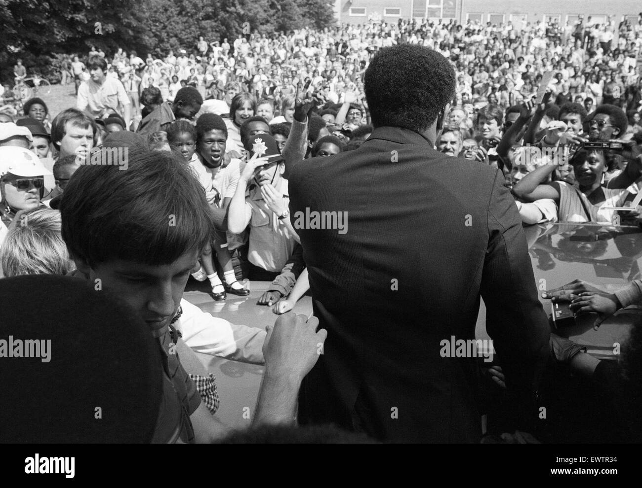 Muhammad Ali indirizzi folla di tifosi in Dudley, Birmingham. 11 Agosto 1983 Foto Stock