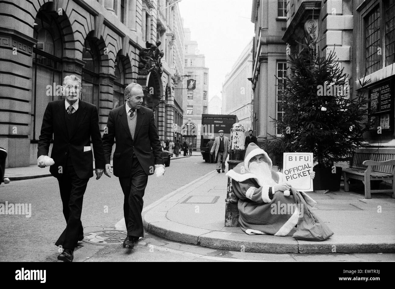 Un shop steward vestito con un abito di Santa protesta circa la controversia tra i banchieri, assicurazione e finanza europea e la High Street banchieri, che "senza alcuna consultazione con il raccordo strappato indietro una mezza giornata del loro personale vacanze di Natale". 23r Foto Stock